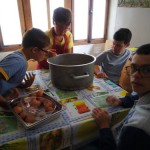 les enfants font de la cuisine en colonie de vacances