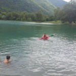 les enfants font d'une journée au lac en séjour de vacances adaptées