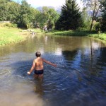 les enfants se baignent au lac en séjour de vacances adaptées